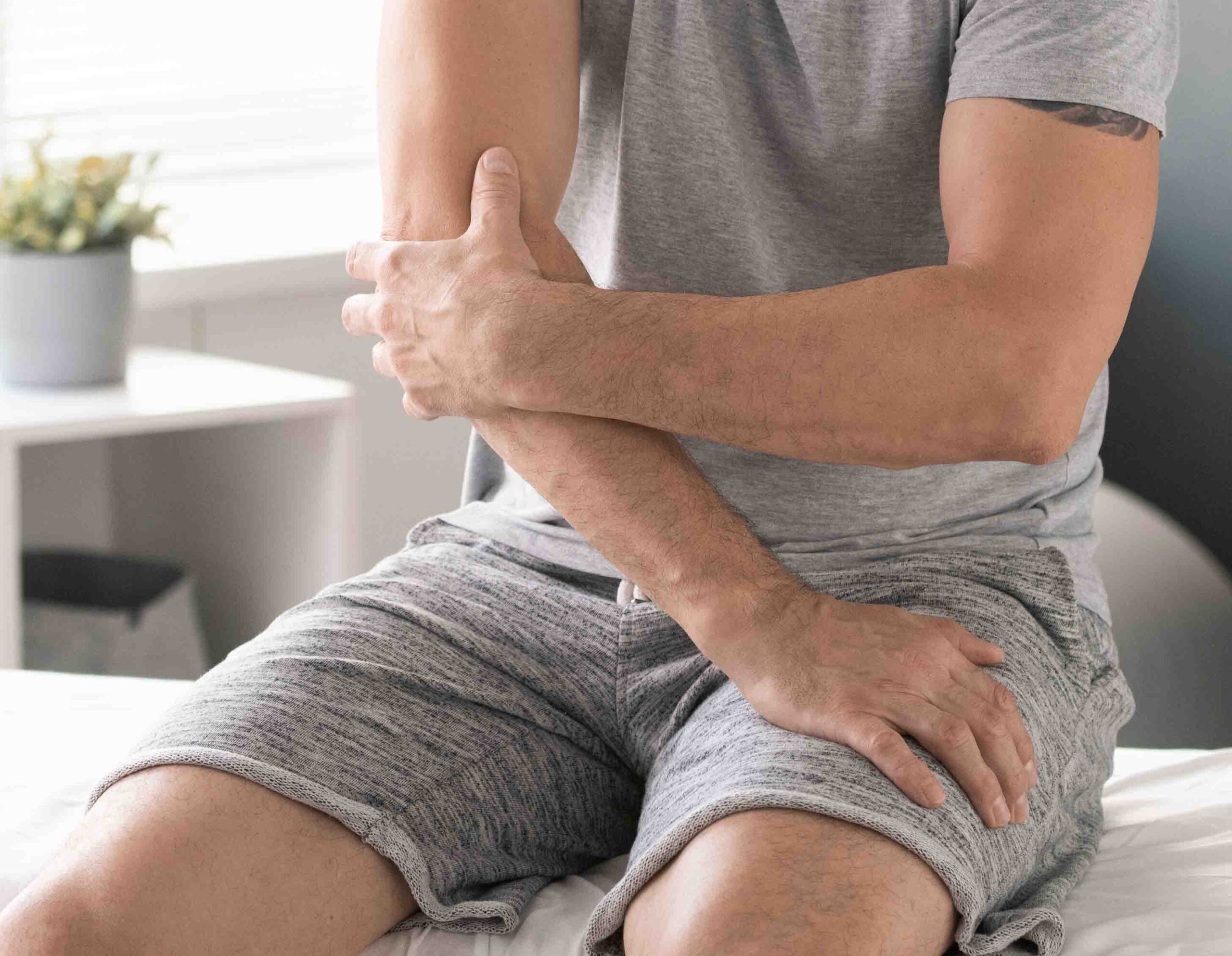 Uomo con dolore muscolare diffuso, sintomo tipico della fibromialgia