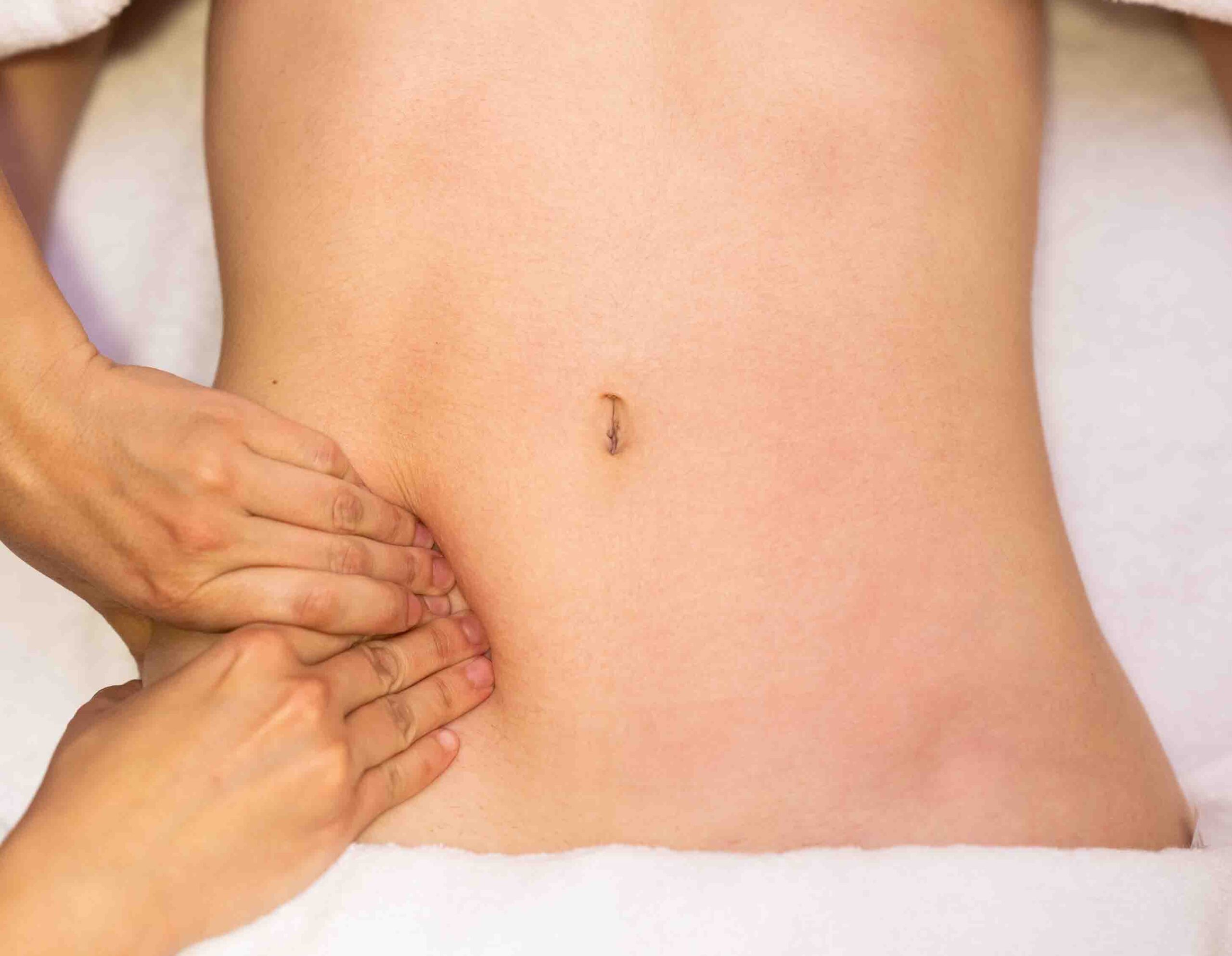 Trattamento osteopatico dell&rsquo;addome per ridurre tensioni e gonfiore addominale