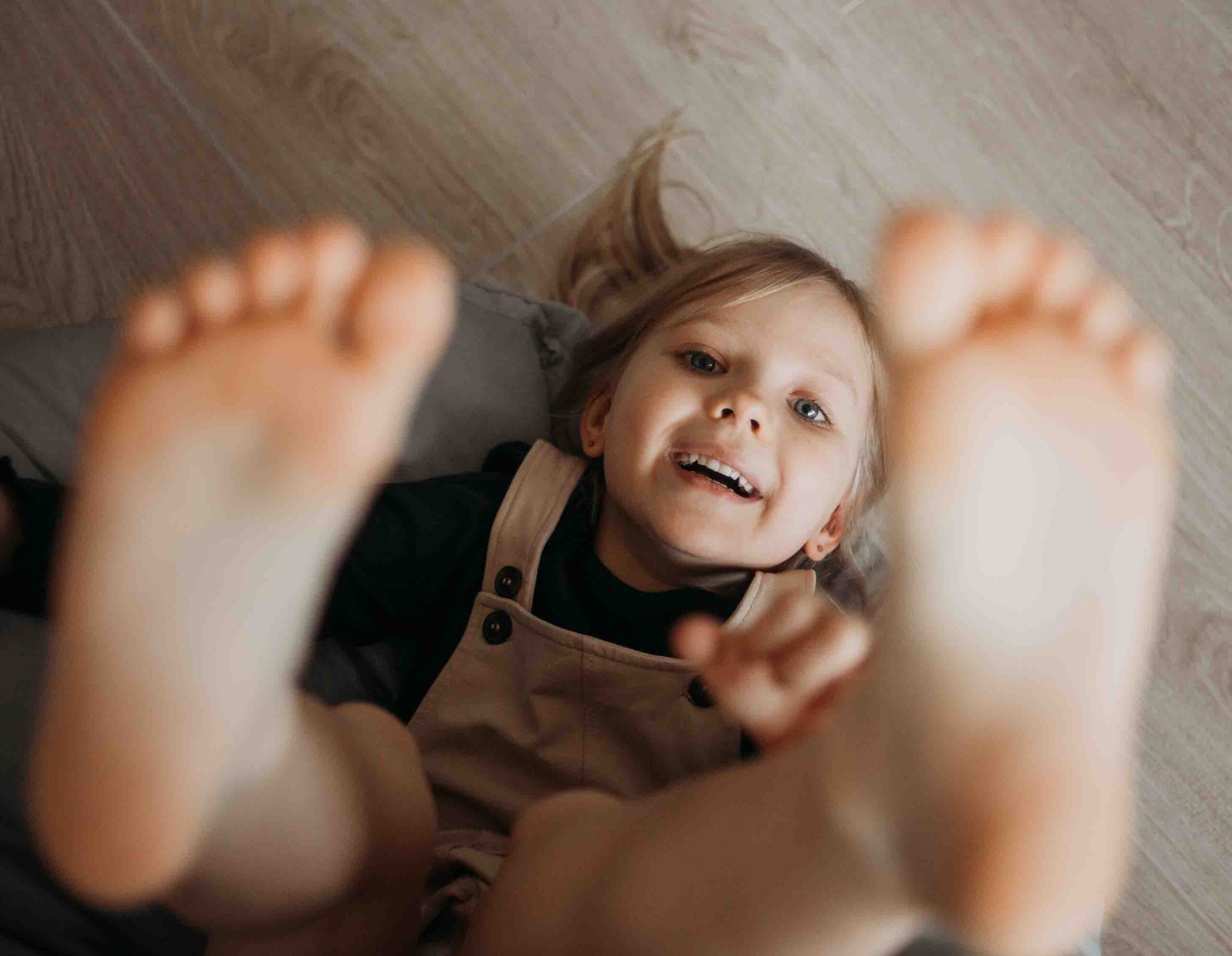 Piede piatto nel bambino, primo piano del piede di un neonato