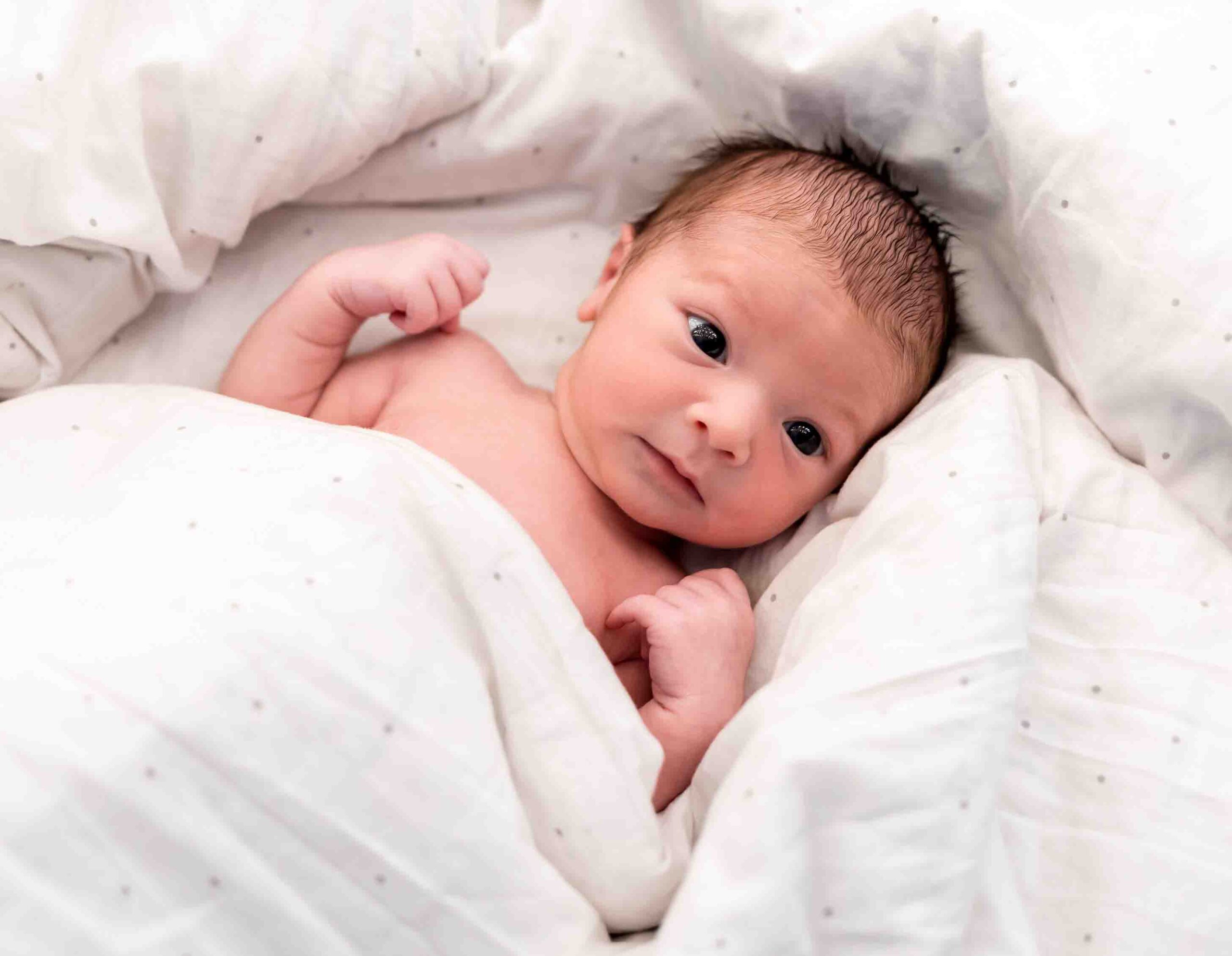 Neonato con capo inclinato, rappresentazione del torcicollo miogeno trattabile con osteopatia pediatrica