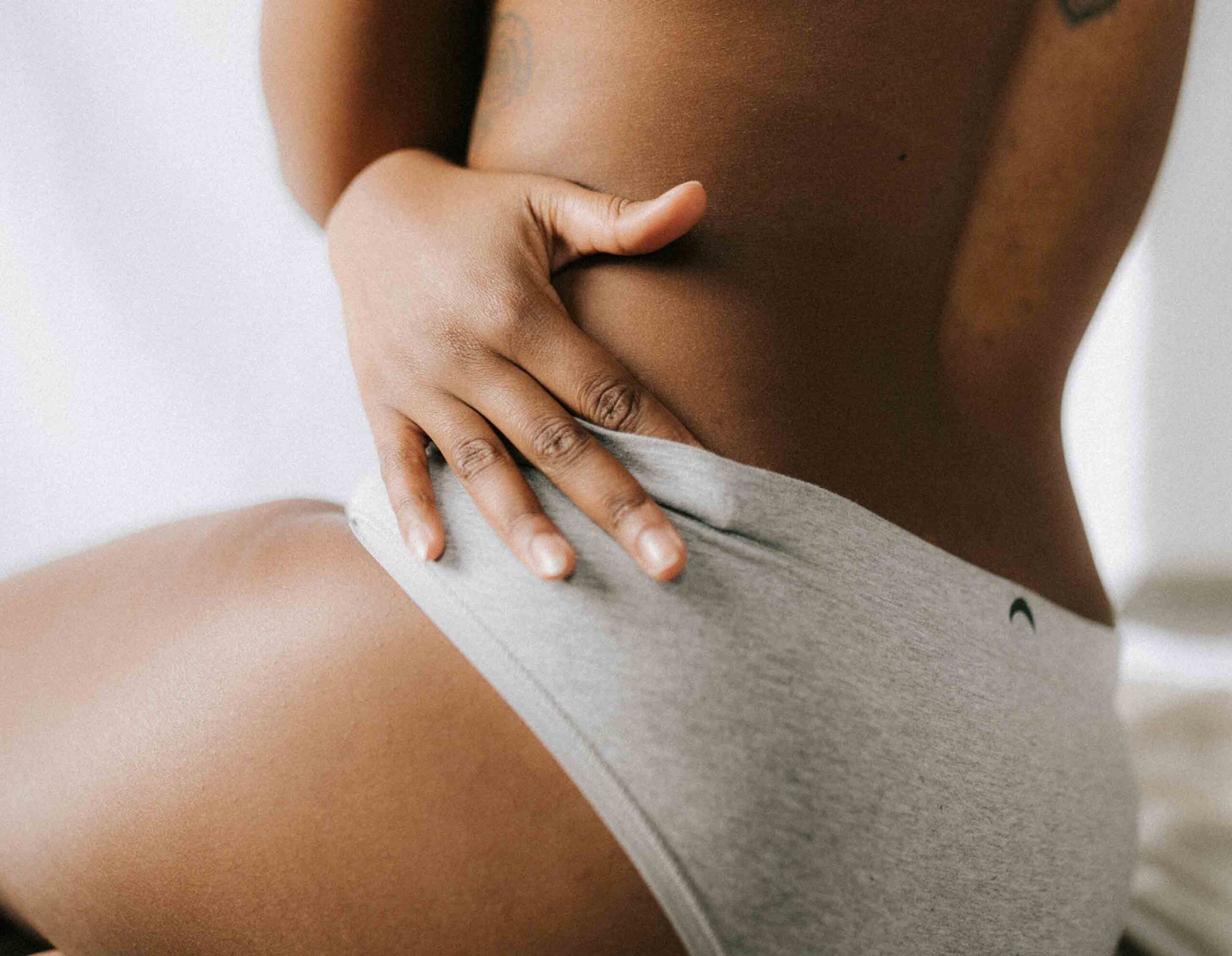 Persona con dolore al coccige e coccigodinia