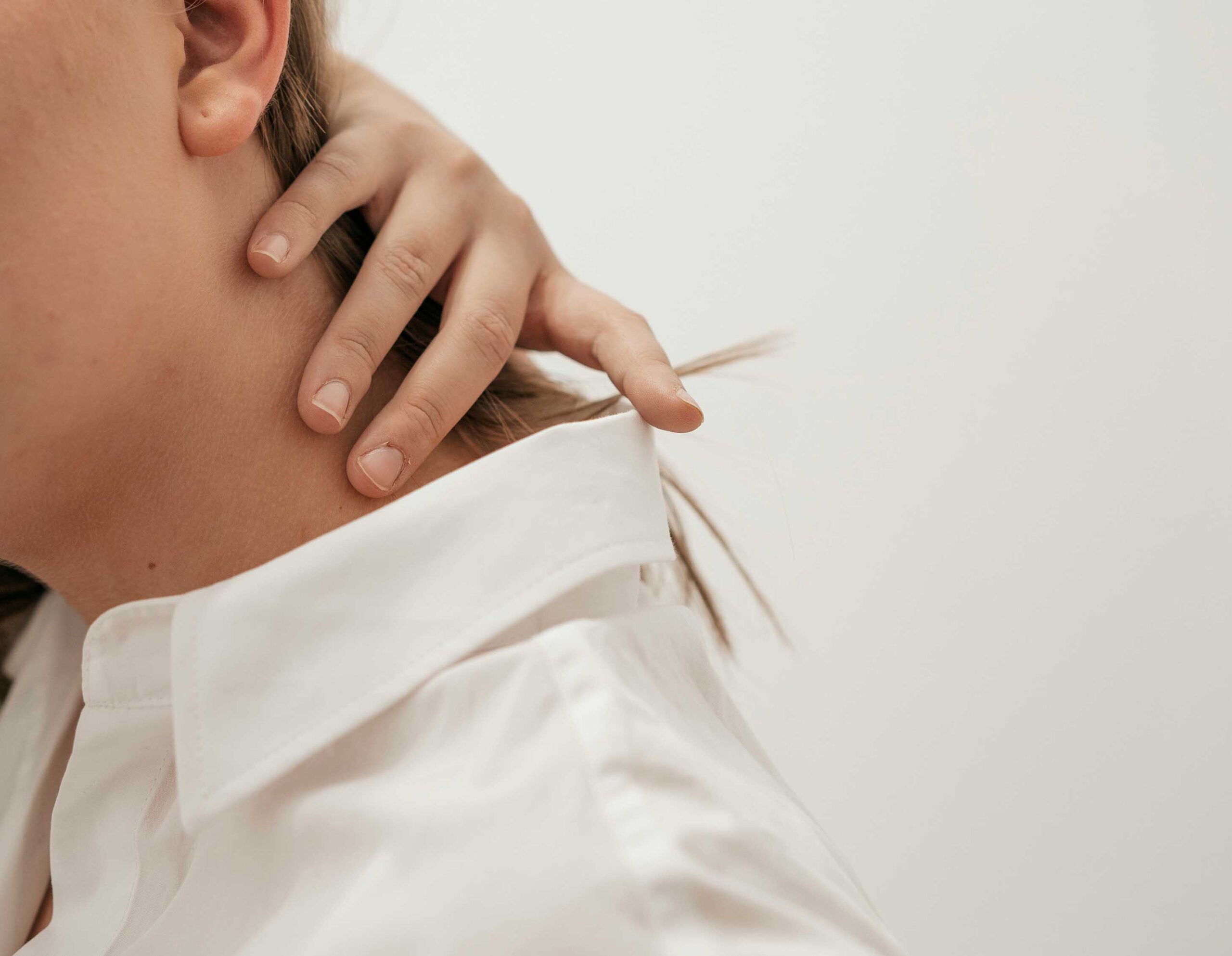 dolore-cervicale-tensione-collo.jpg