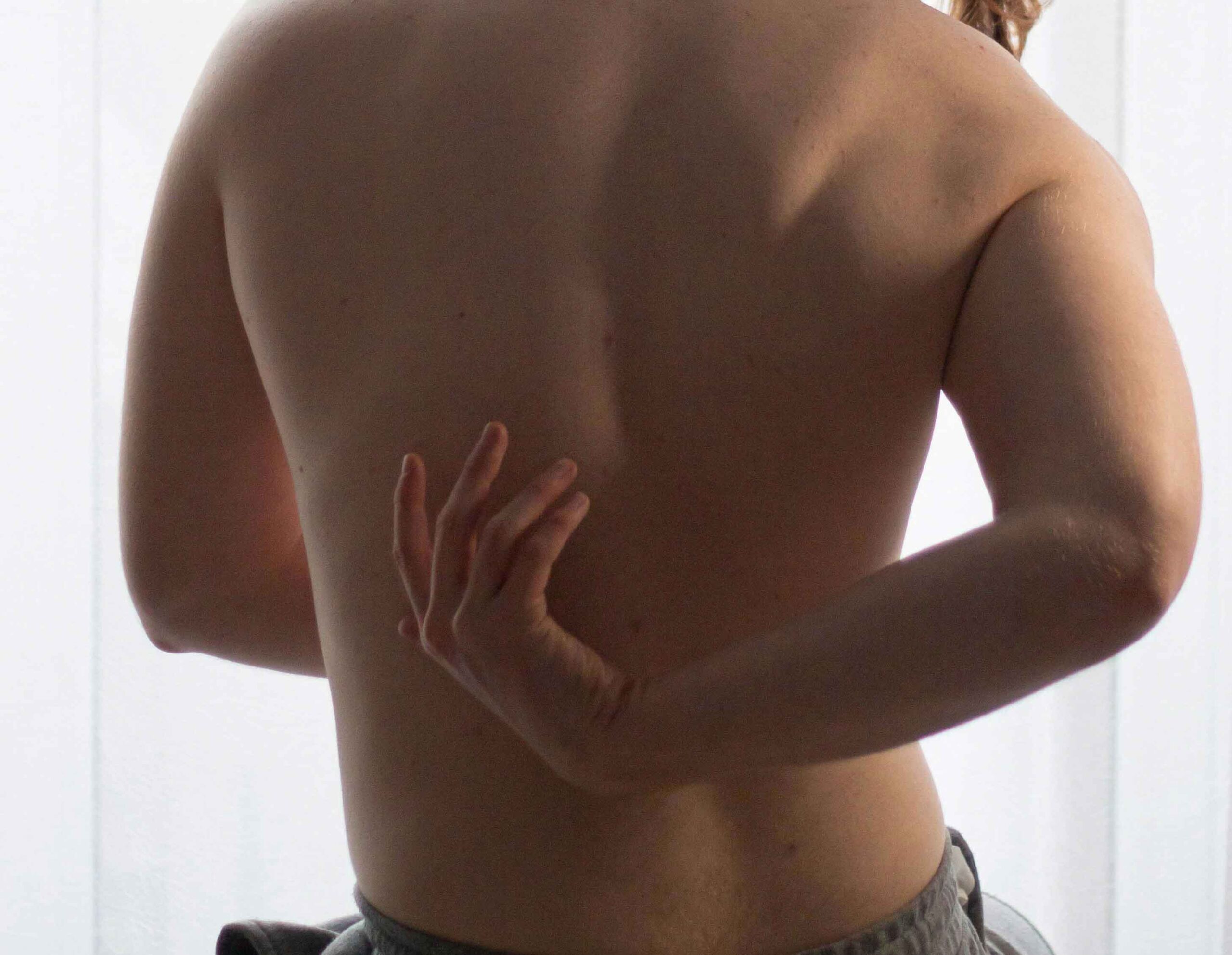 Uomo con dolore lombare e mal di schiena