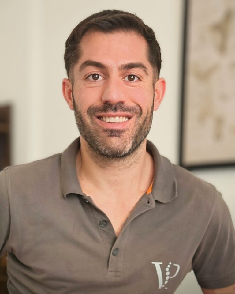 Valerio Puliani osteopata a Roma nel suo studio professionale