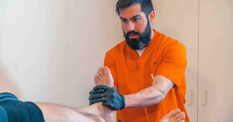 Valerio Puliani osteopata a Roma durante un trattamento osteopatico per patologie muscolo-scheletriche